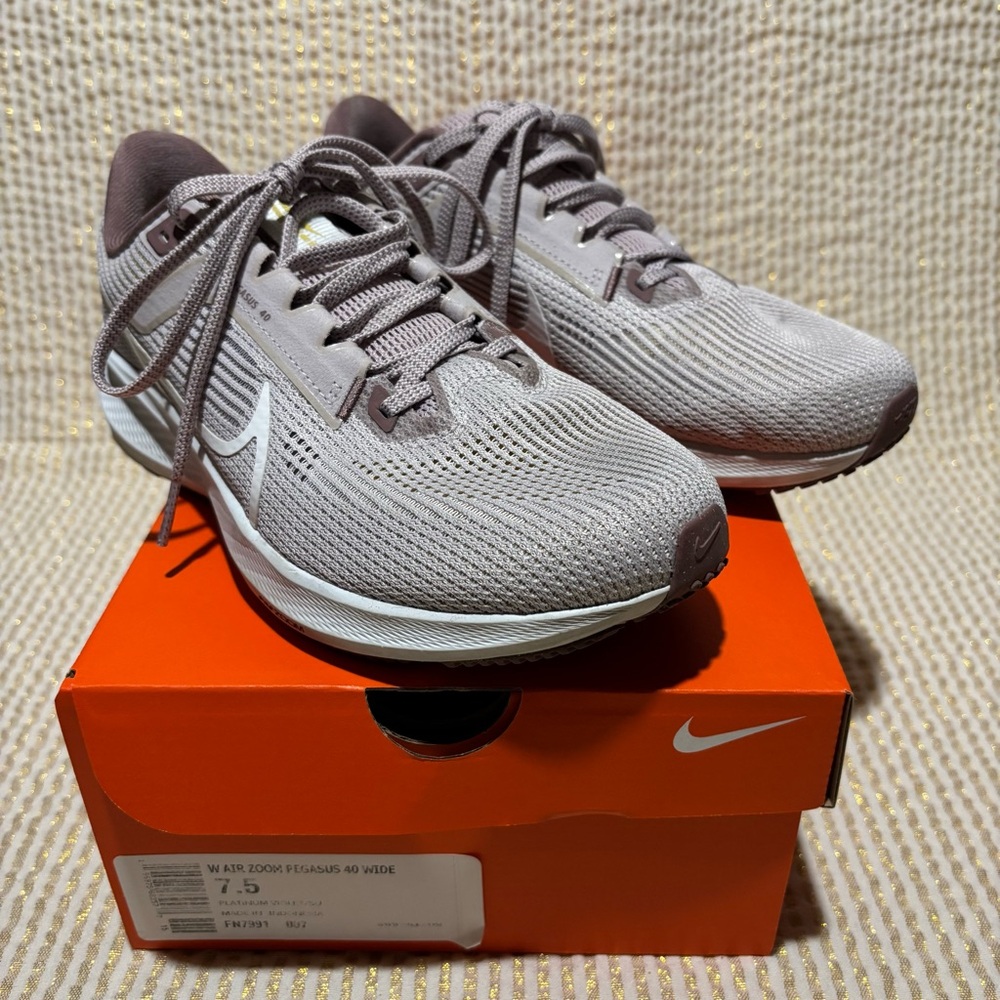 Nike Air Zoom Pegasus 40 WIDE 
Platinum Violet/Summit White